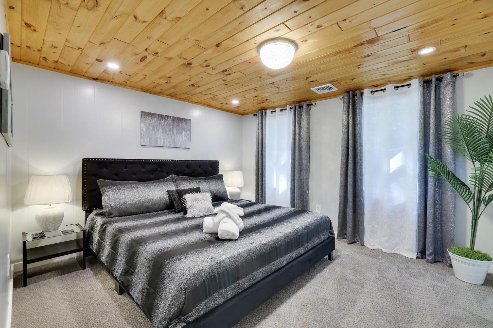 Poconos Brand New Lakefront Oasis 1 Acre, Hottub Gameroom Firepits Talk About Privacy Albrightsville Extérieur photo