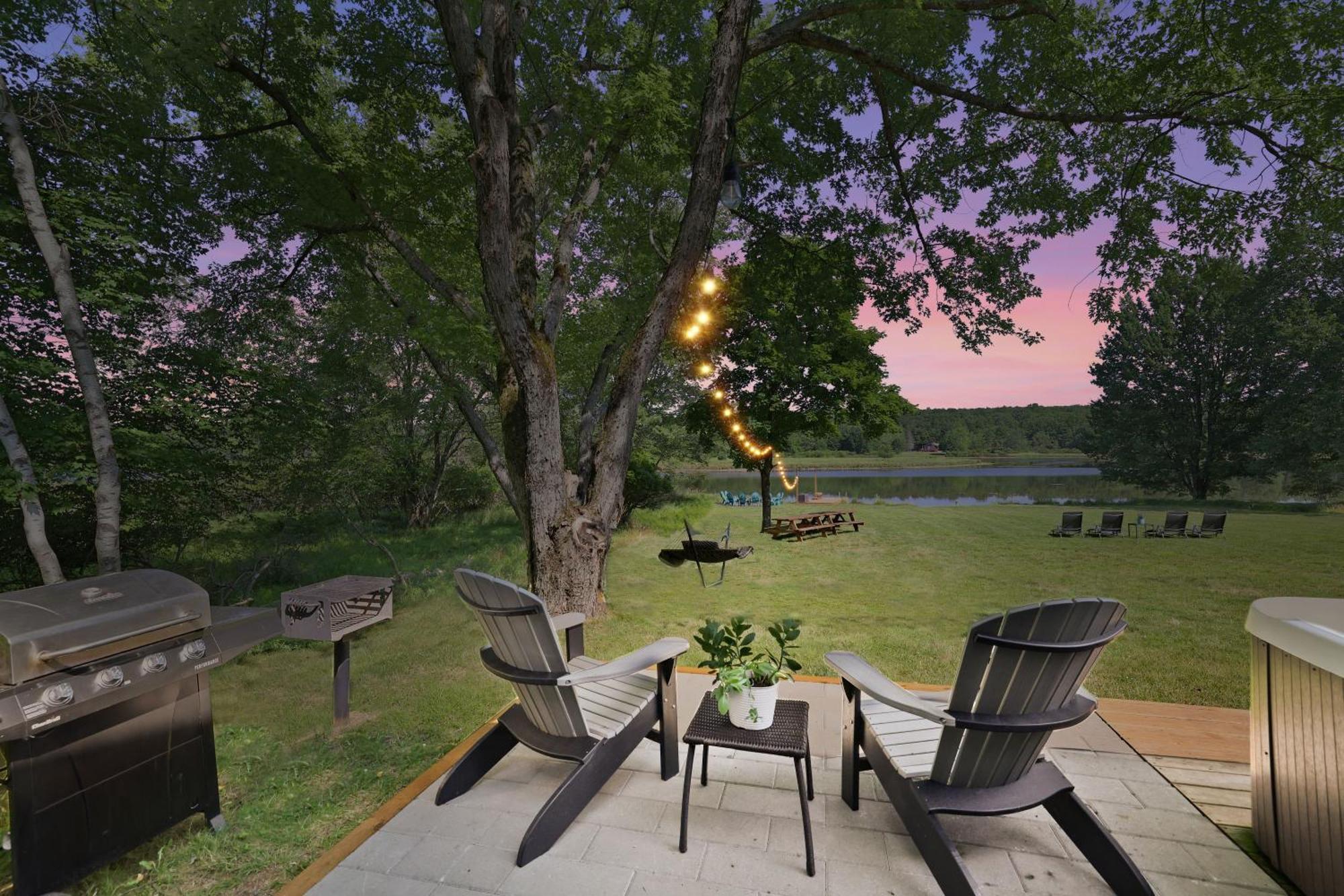 Poconos Brand New Lakefront Oasis 1 Acre, Hottub Gameroom Firepits Talk About Privacy Albrightsville Extérieur photo