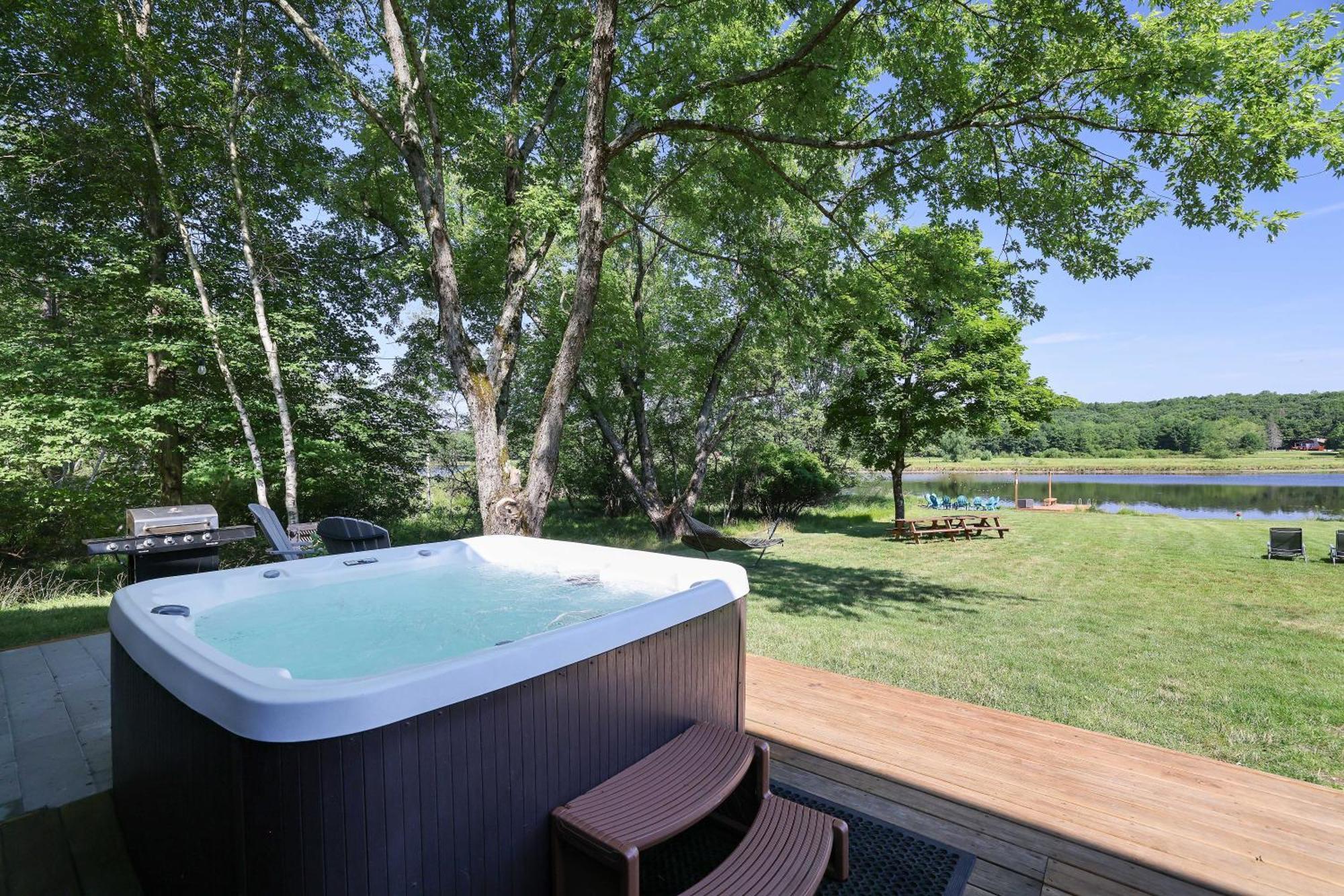 Poconos Brand New Lakefront Oasis 1 Acre, Hottub Gameroom Firepits Talk About Privacy Albrightsville Extérieur photo