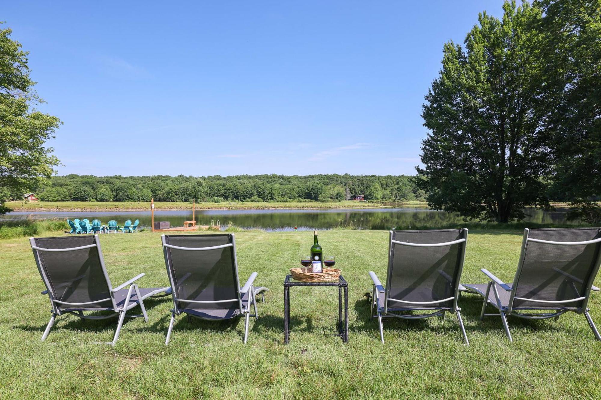 Poconos Brand New Lakefront Oasis 1 Acre, Hottub Gameroom Firepits Talk About Privacy Albrightsville Extérieur photo